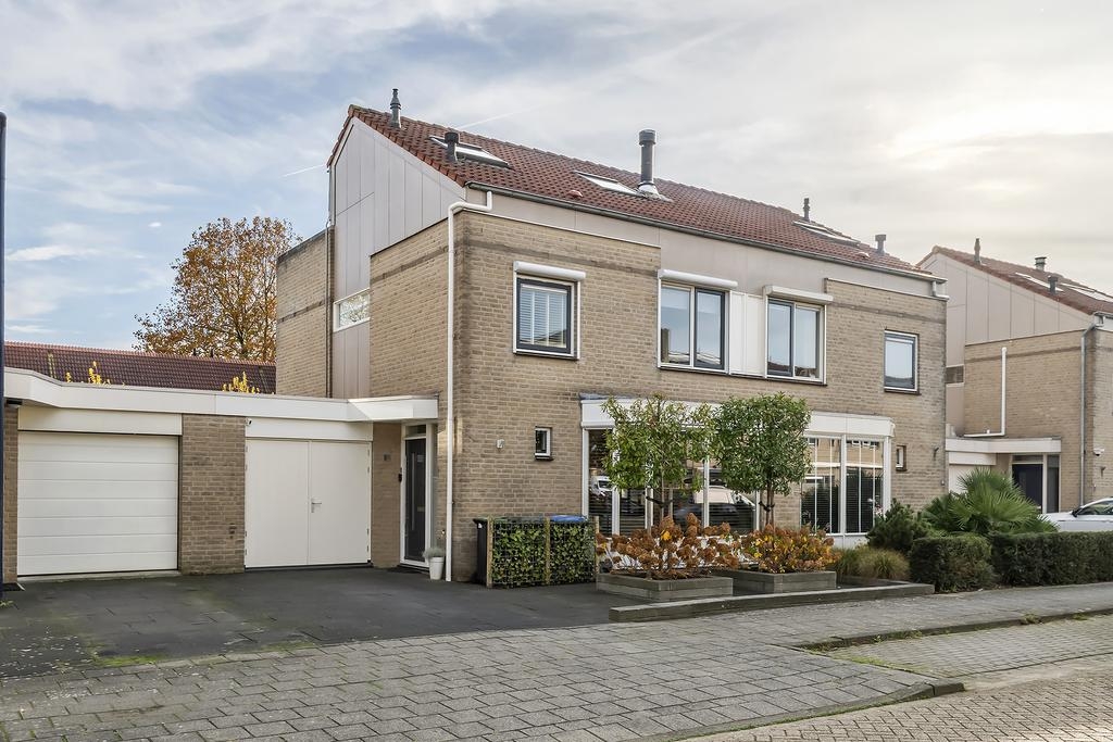 Zonnedauw 51, Tiel