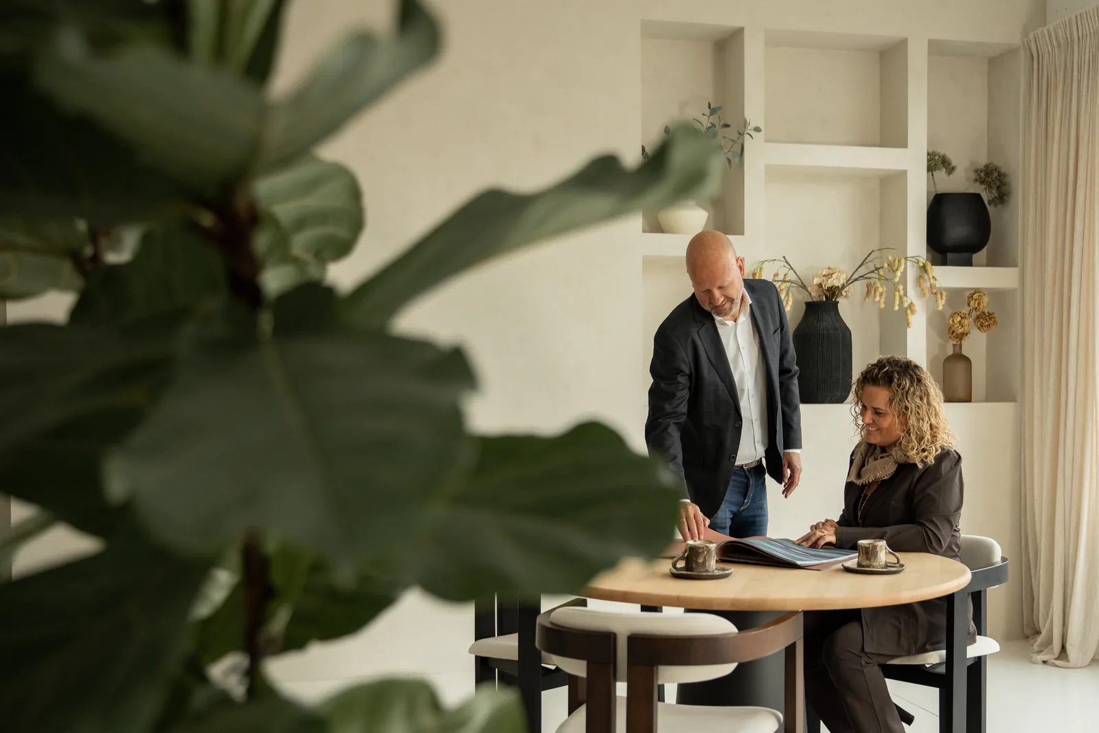 Marco van Mourik in gesprek aan tafel