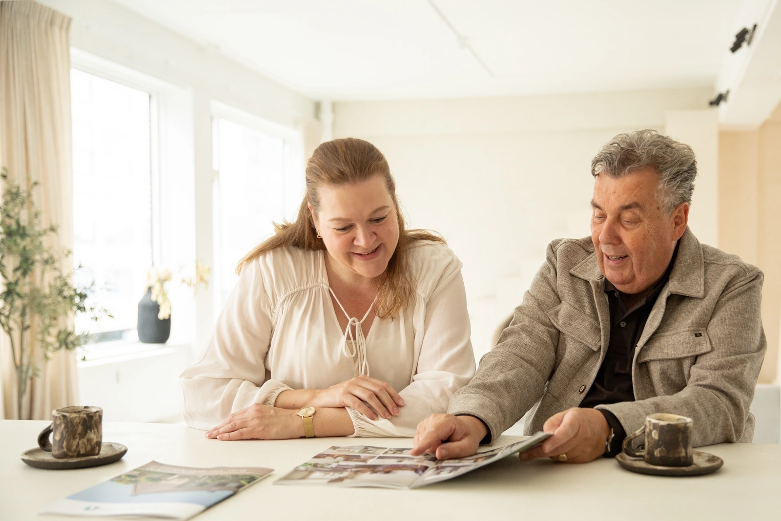 Linda Brekelmans en Rick Zeedijk bekijken het woningaanbod