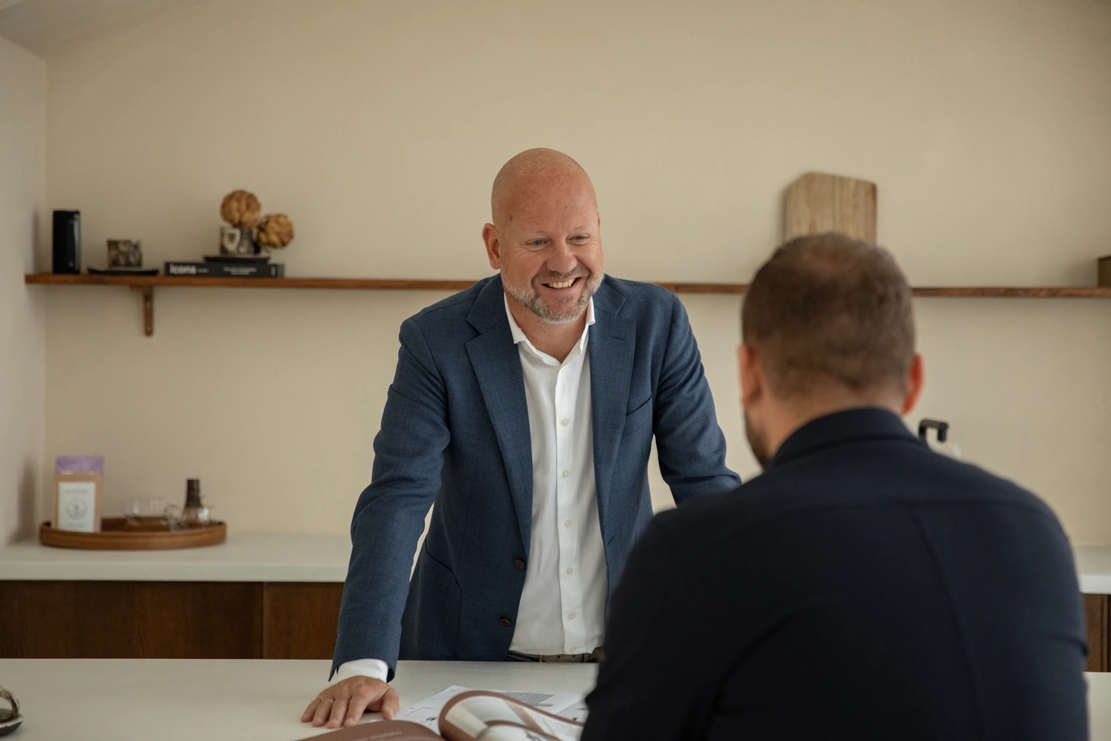 Marco van Mourik begeleidt een koper bij de aankoop van een woning